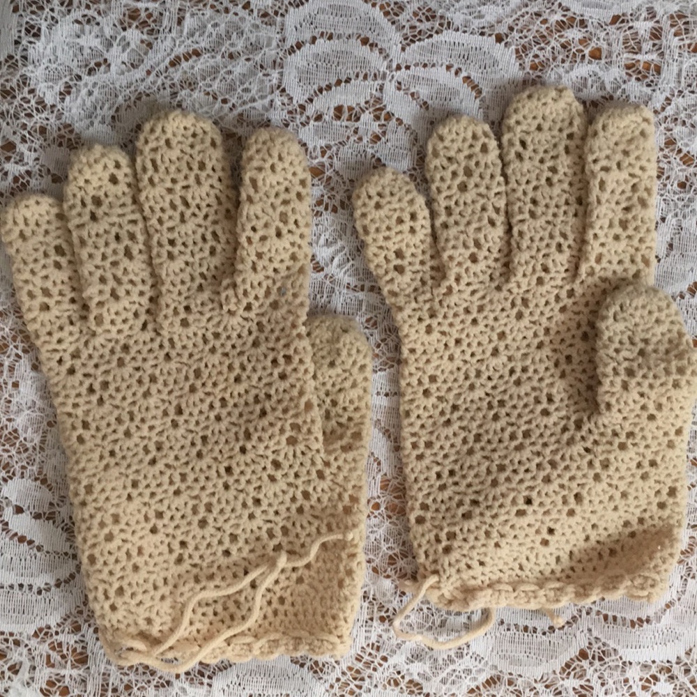 VINTAGE Gloves.  Elastic lace. Looks like RBG likes them too. OS